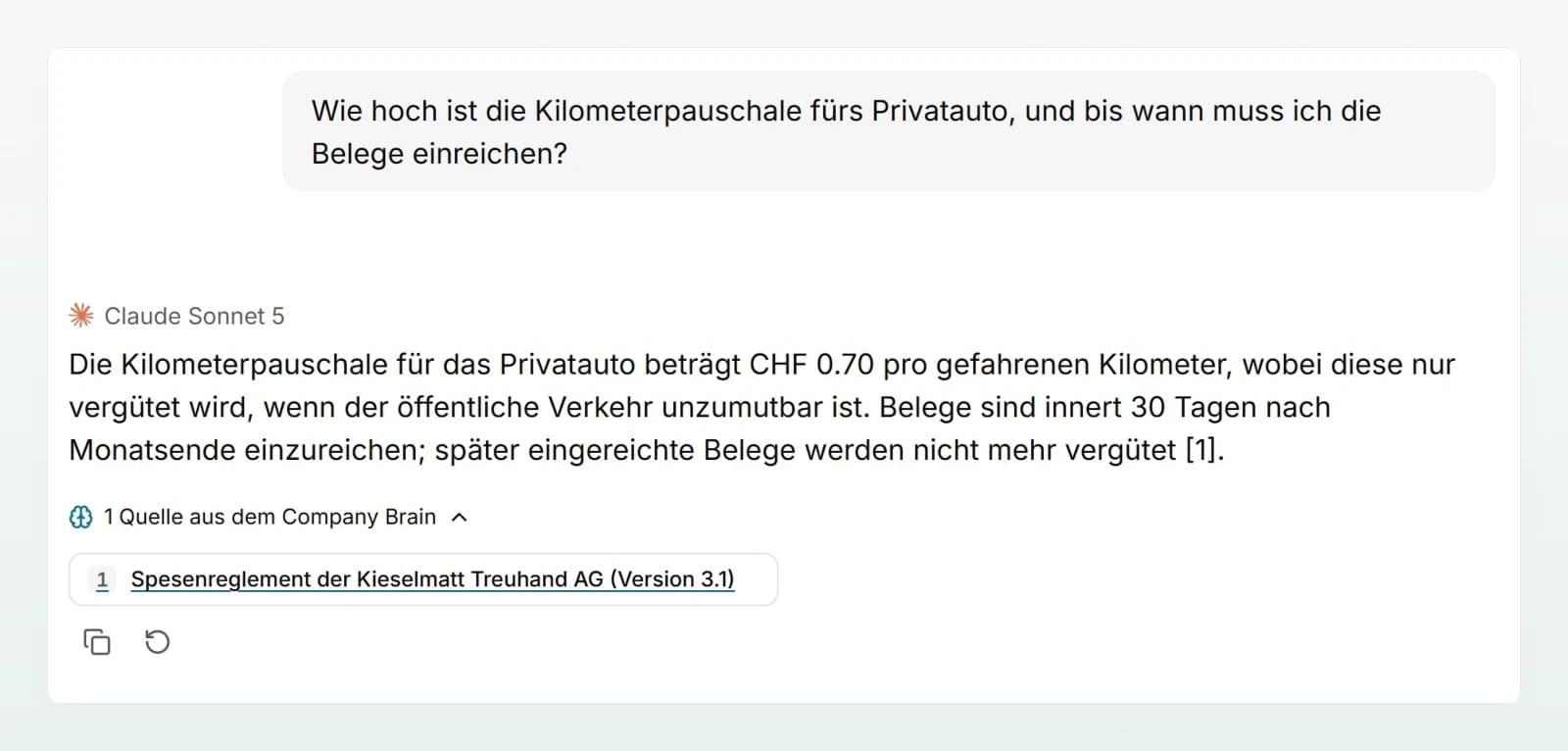 Eine Antwort zur Kilometerpauschale mit dem Verweis [1] und der aufgeklappten Liste der Quellen aus dem Company Brain mit dem Spesenreglement.