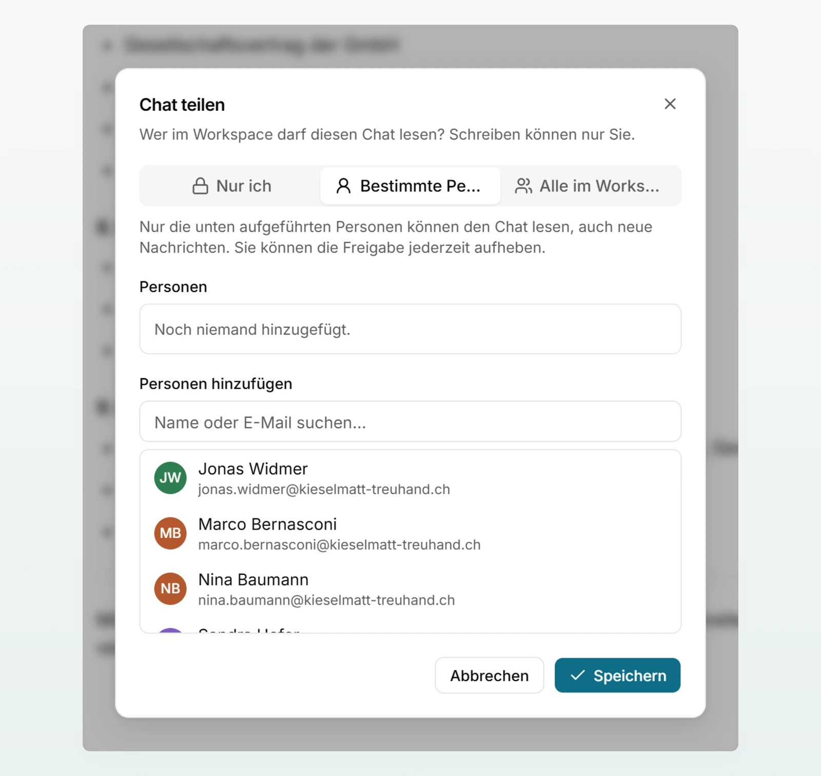 Der Dialog «Chat teilen» mit der gewählten Option «Bestimmte Personen» und der Suche, um Kolleginnen und Kollegen hinzuzufügen.