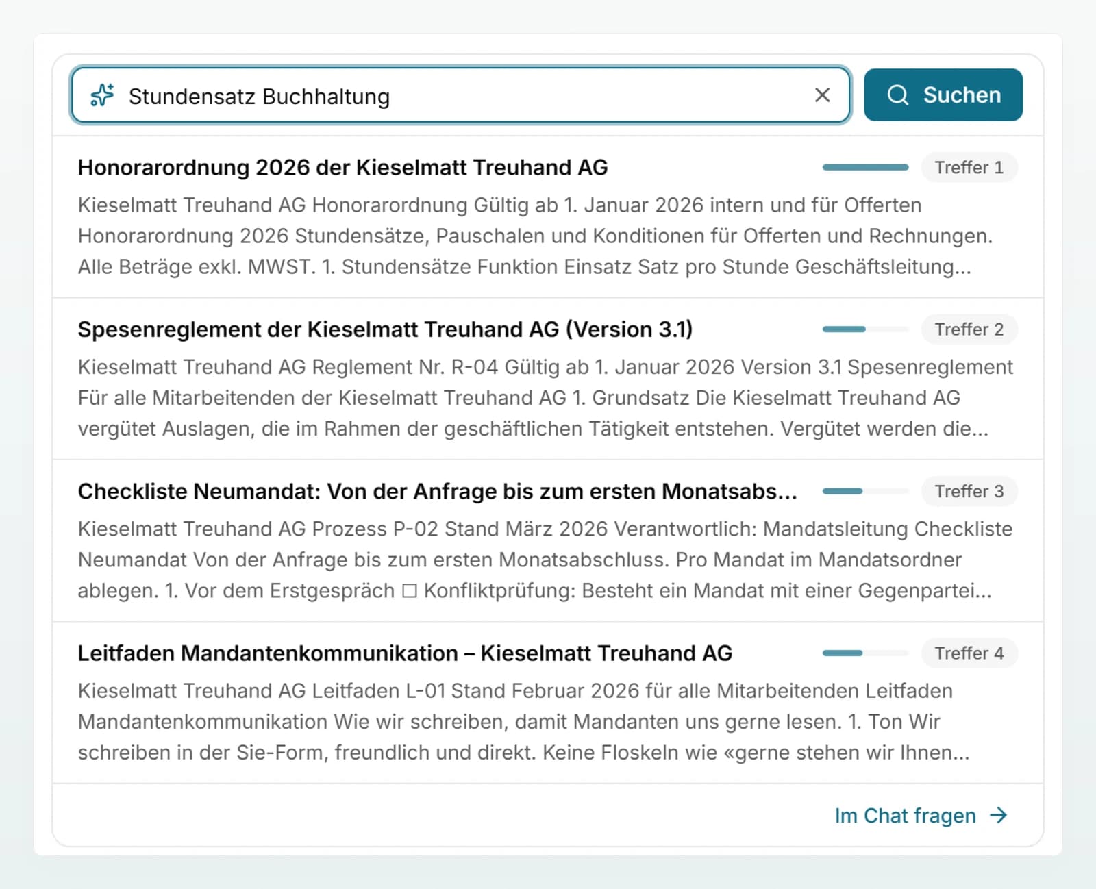 Eine Testsuche im Kanzleihandbuch nach «Stundensatz Buchhaltung» mit den passendsten Treffern aus den Dokumenten und dem Link «Im Chat fragen».