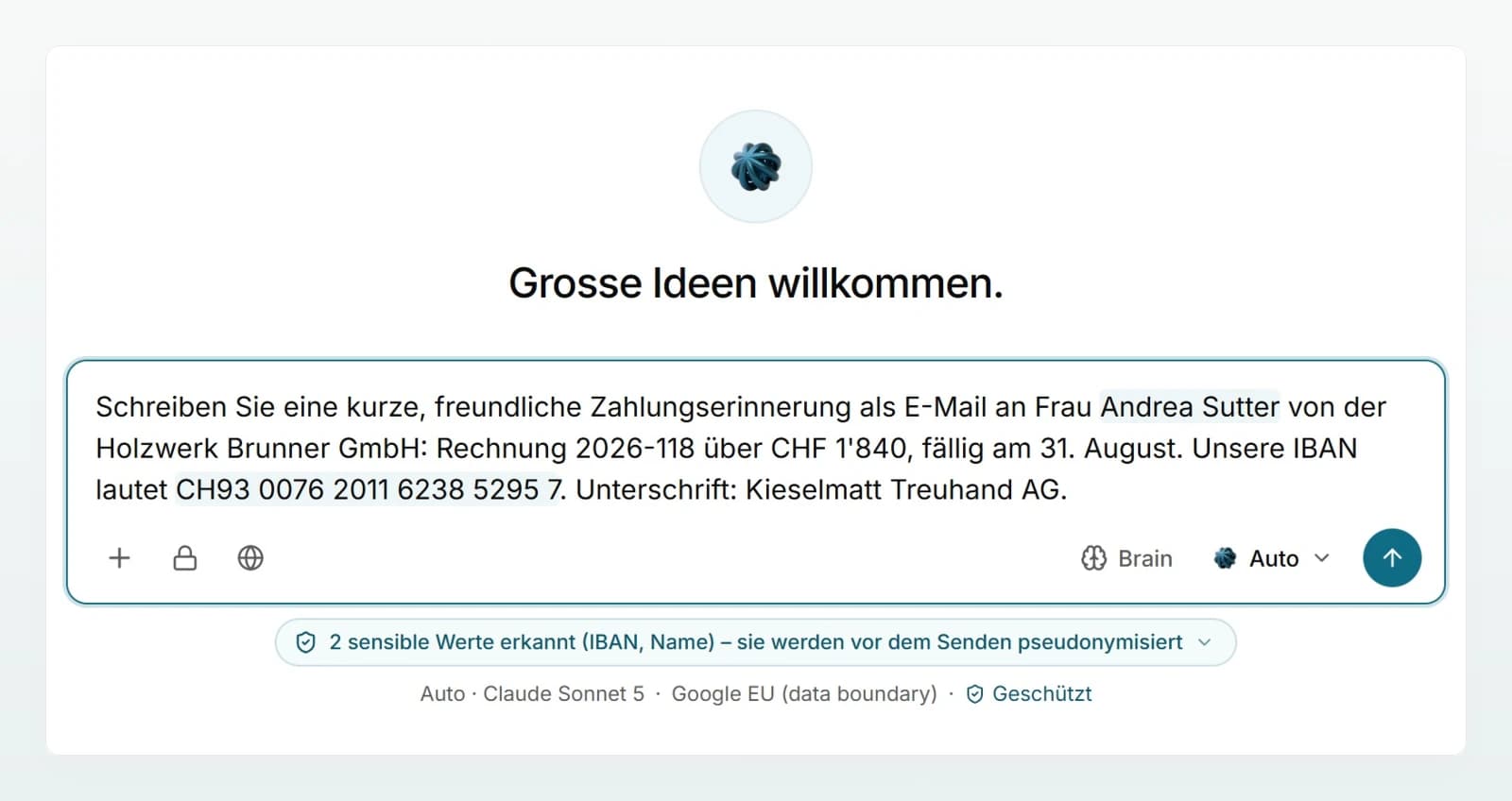Eine getippte Zahlungserinnerung mit markiertem Namen und IBAN, darunter der Hinweis, dass sensible Werte vor dem Senden pseudonymisiert werden.