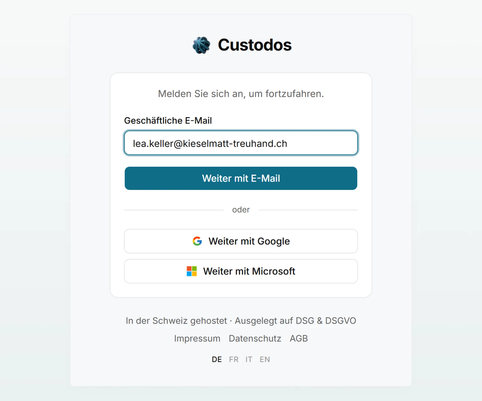 Die Anmeldeseite mit Lea Kellers E-Mail-Adresse und den Schaltflächen «Weiter mit E-Mail», «Weiter mit Google» und «Weiter mit Microsoft».